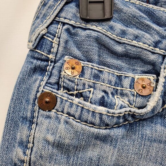 True Religion Women's Bobby Big T Light Wash Distressed Cut Off Bermudas Size 26 - Picture 2 of 7